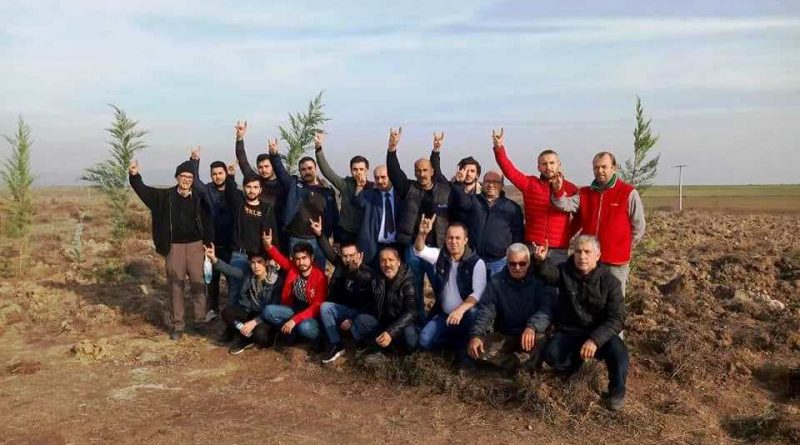 Bandırma MHP İlçe Teşkilatı Alparslan Türkeş Hatıra Ormanı için fidan dikim etkinliği gerçekleştirdi.
