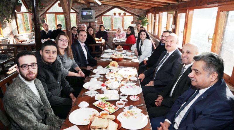 Bandırma Onyedi Eylül Üniversitesi Rektörü Süleyman Özdemir, Manyas MYO öğrencileriyle kahvaltıda buluştu.